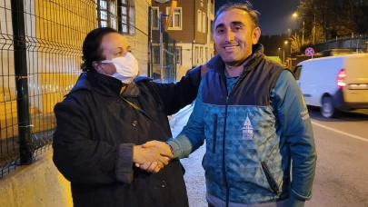 Sokakta temizlik yaparken altın dolu çanta buldu