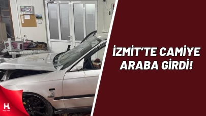 İzmit'te Kontrolden Çıkan Otomobil Camiye Girdi