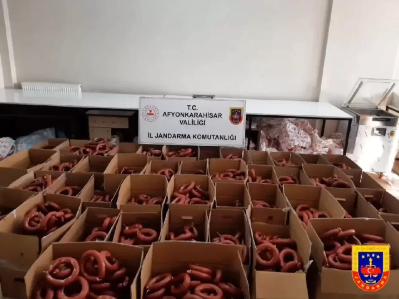 Afyonkarahisar'da Sağlıksız Etiketiz Sucuk Operasyonu