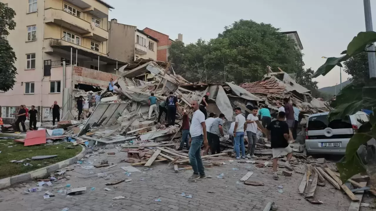 Balıkesir'de 6.1 ve 4 büyüklüğünde deprem: Bazı binalar yıkıldı – Yeni  Yaşam Gazetesi | Yeni Yaşam