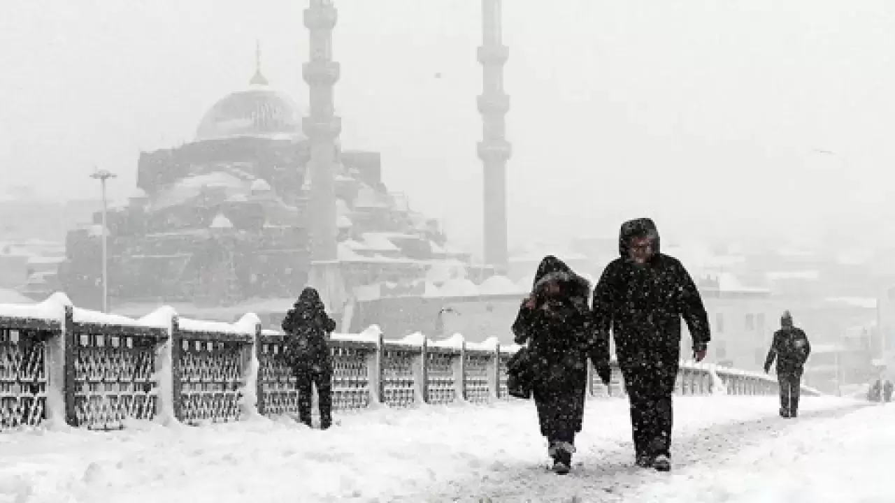 Kar ve soğuk hava İstanbul'a geri geliyor! Arka arkaya uyarı yapıldı - Internet Haber
