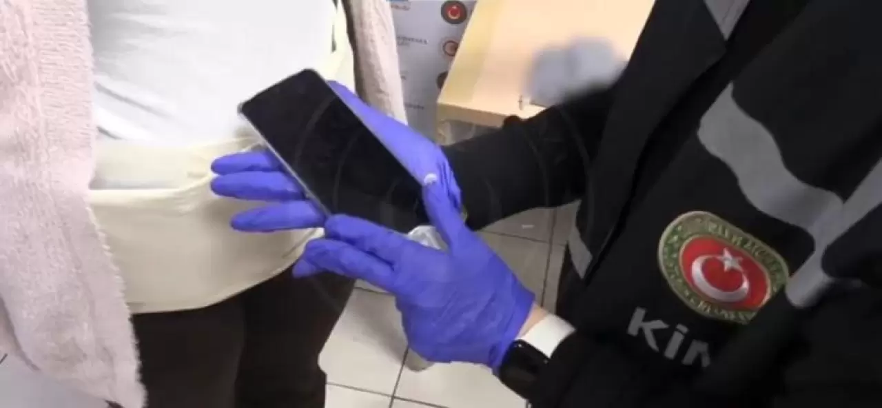 Beline sarılı bezde 40 kaçak cep telefonuyla yakalandı - Gündem Haberleri