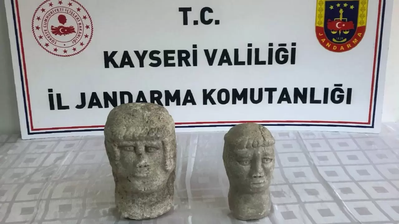 Kayseri'de Roma ve Bizans dönemine ait olduğu değerlendirilen 2 heykel ele geçirildi