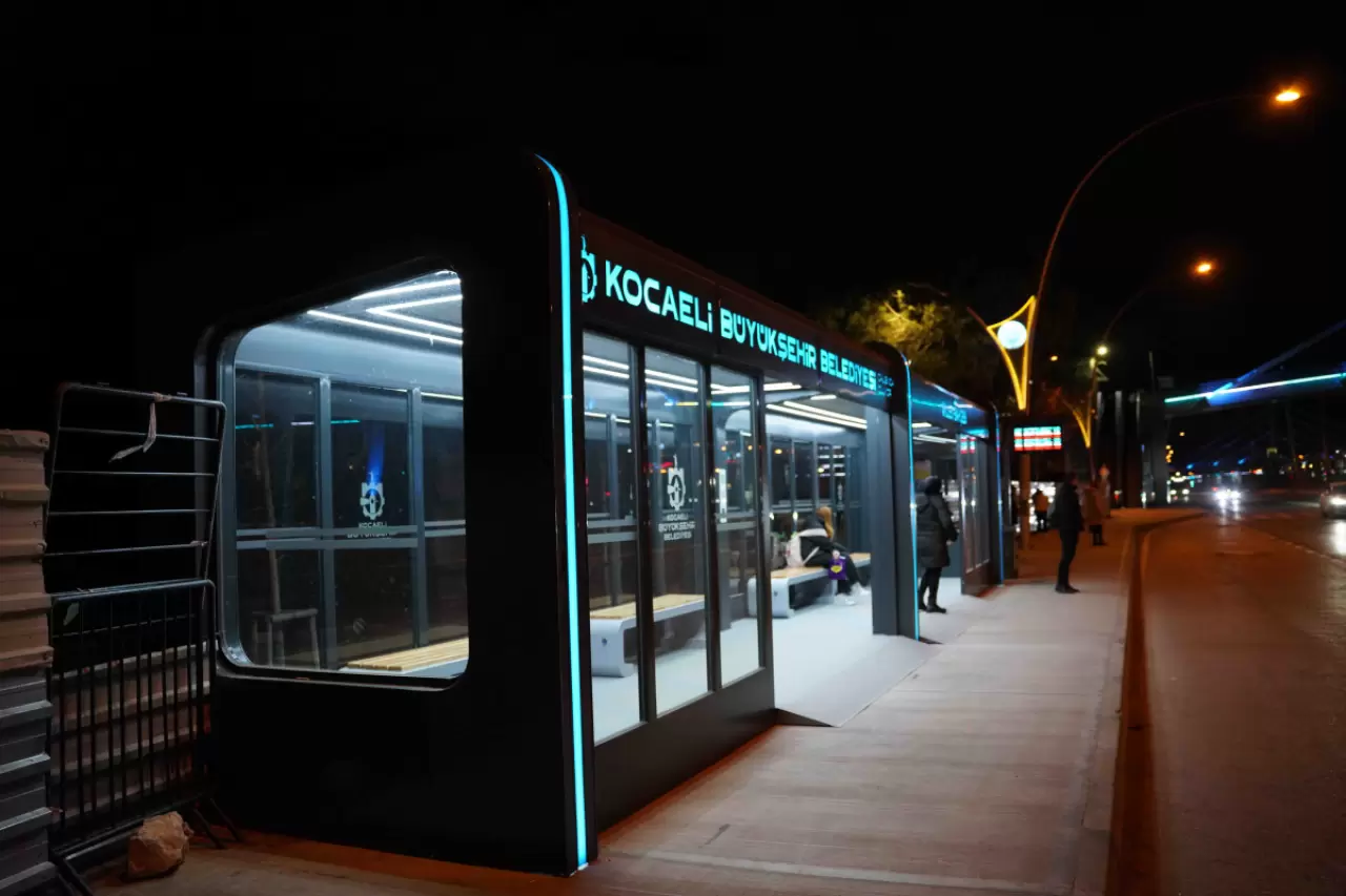 Millet Bahçesi'ne LED'li, modern konsept durak - Kocaeli Büyükşehir Belediyesi
