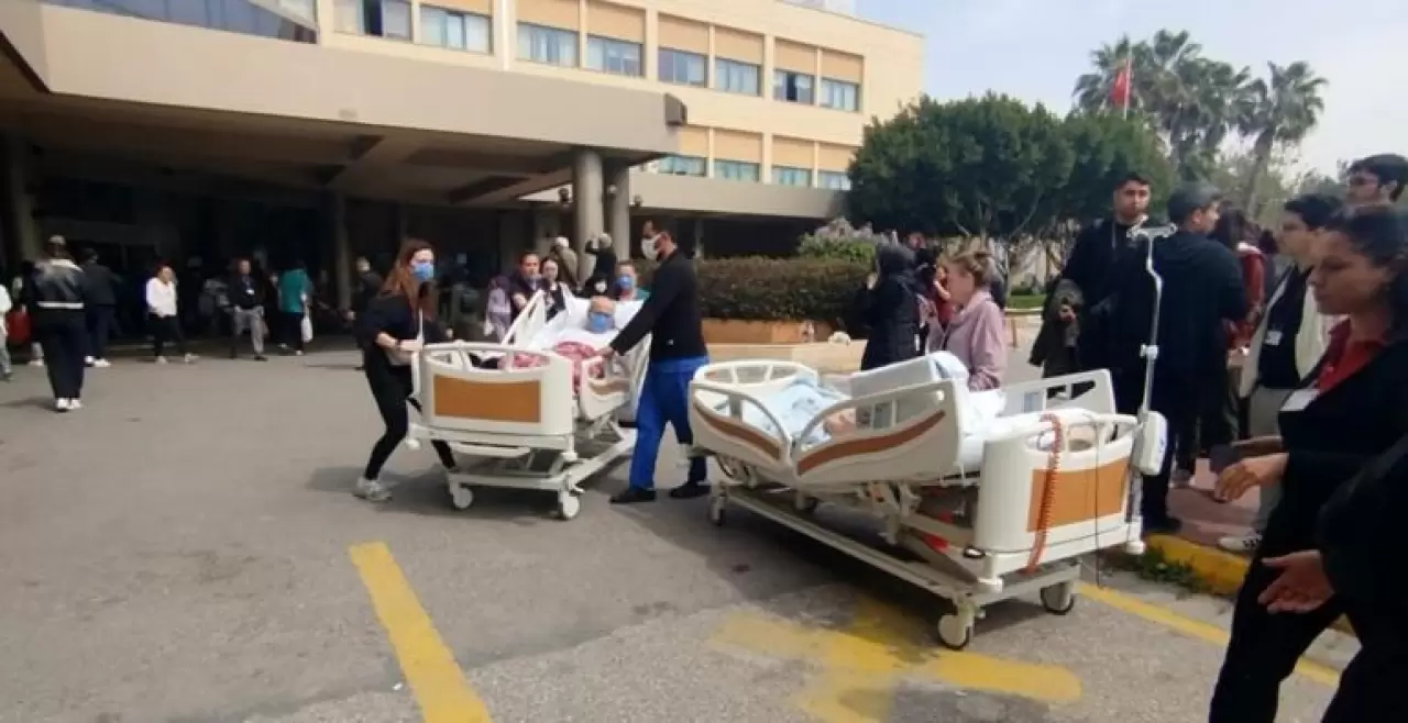 Antalya’da Akdeniz Üniversitesi Hastanesinde yangın Hastalar tahliye ediliyor