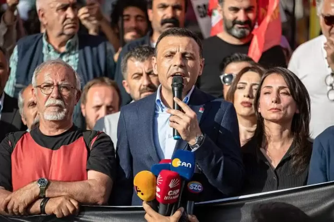 Özgür çelik protesto yürüyüşünde mikrofonla 