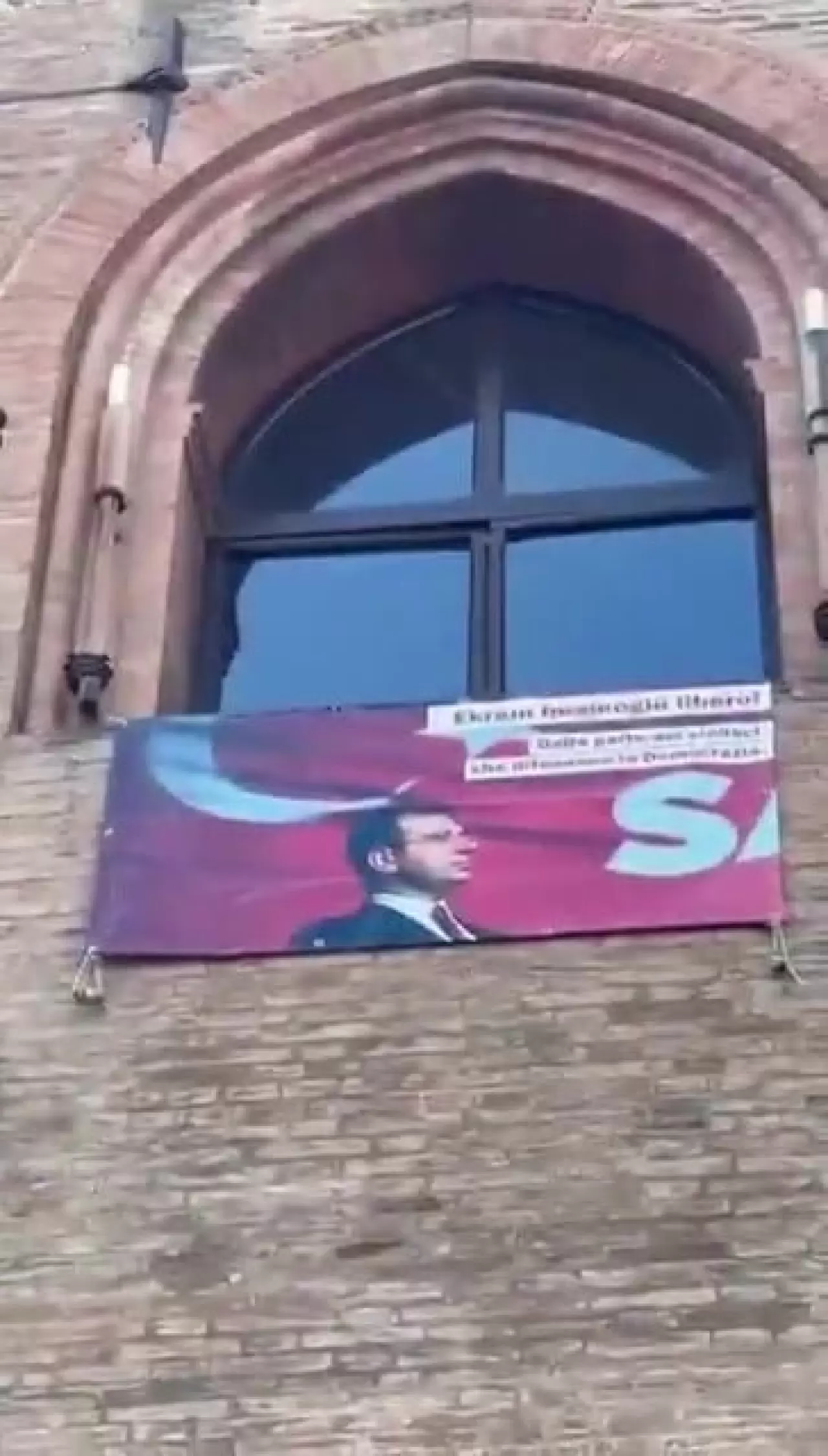 İtalya'da belediye binasına İmamoğlu posteri asıldı