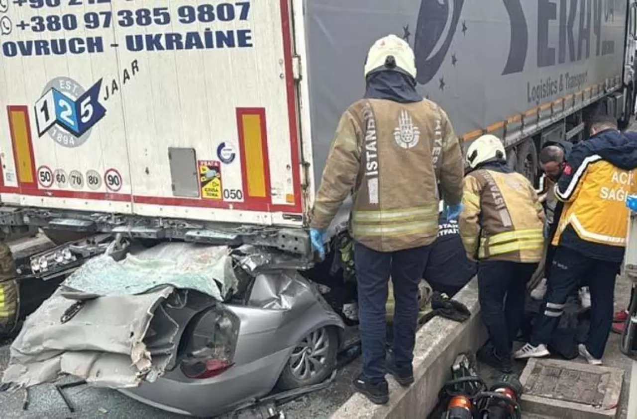 Pendik'te gişelerde korkunç kaza! Otomobil TIR'ın altına girdi: 4 ölü - Son Dakika Haberleri Milliyet