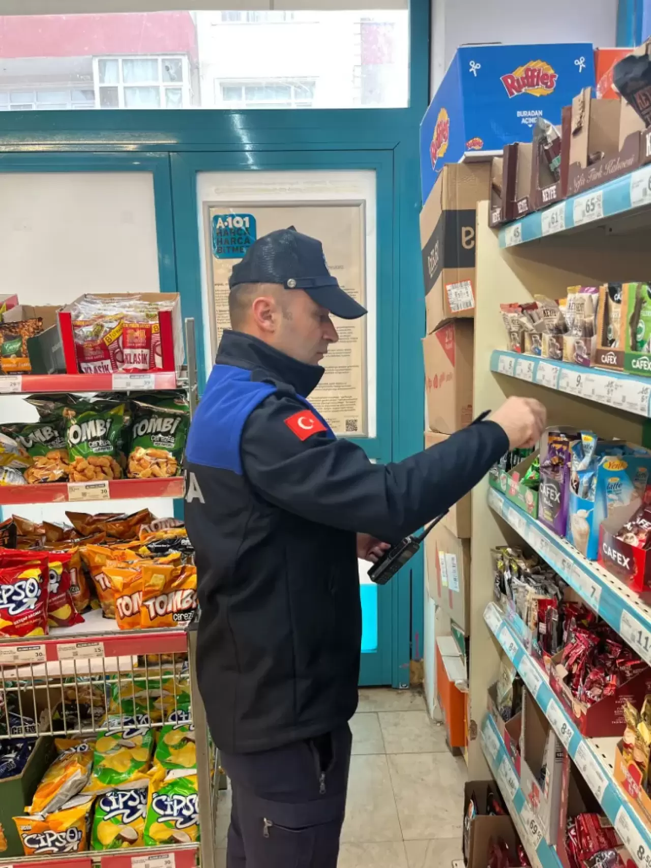 Gölcük Belediyesi Zabıta Müdürlüğü ekipleri  ZİNCİR MARKETLERDE SON KULLANIM TARİHİ DENETİMİ YAPTI