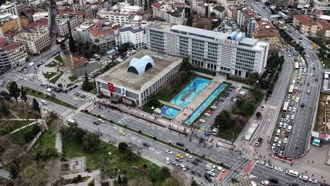 Saraçhane'de bulunan İBB binası önünde sessizlik sürüyor