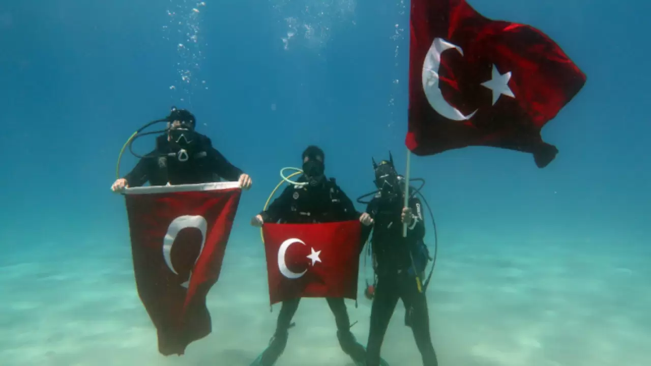 Fethiye'de Dalgıçlar "19 Mayıs'ı"deniz altında kutladı