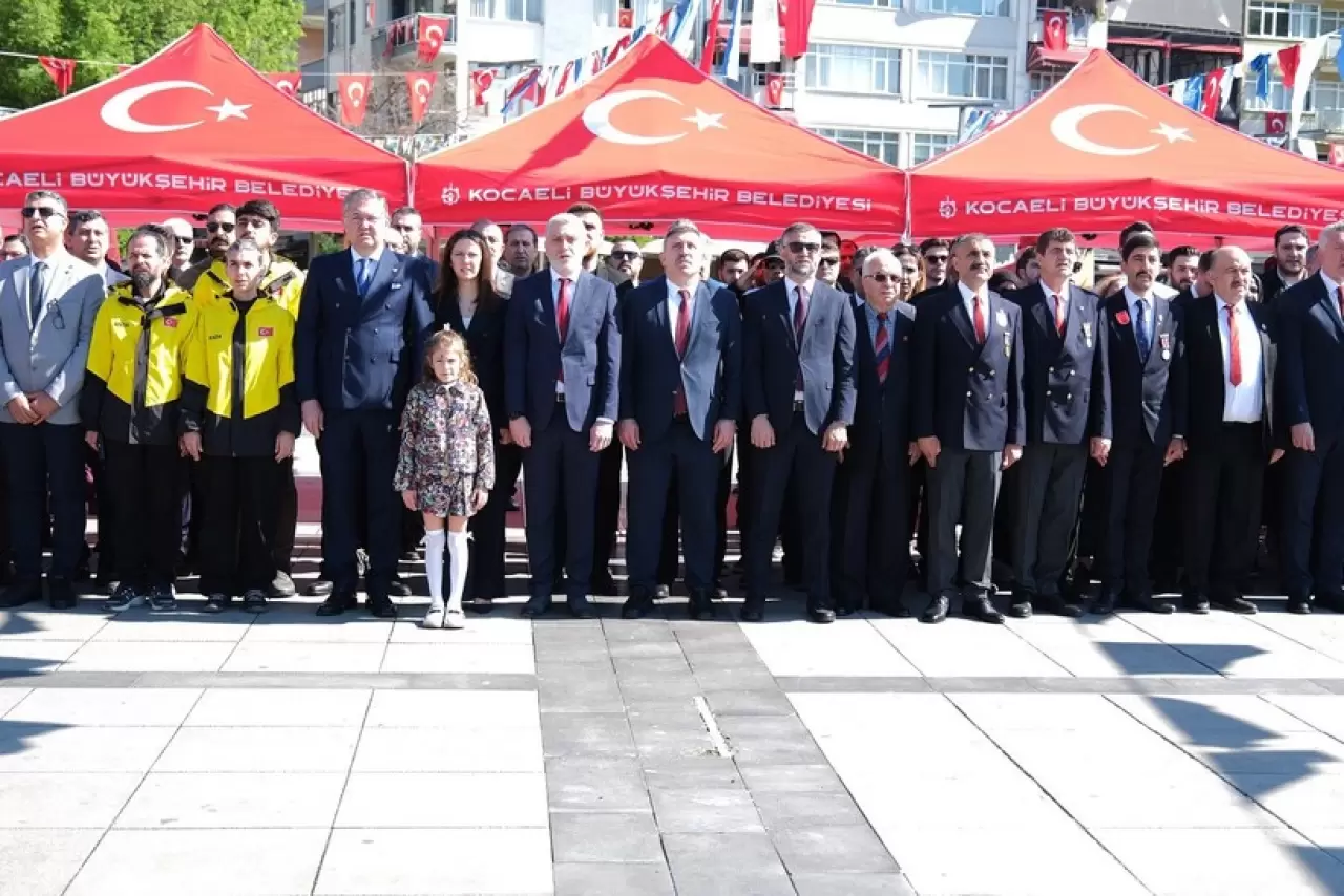 İzmit’teki 19 Mayıs çelenk törenine siyasetin ilgisi yoktu