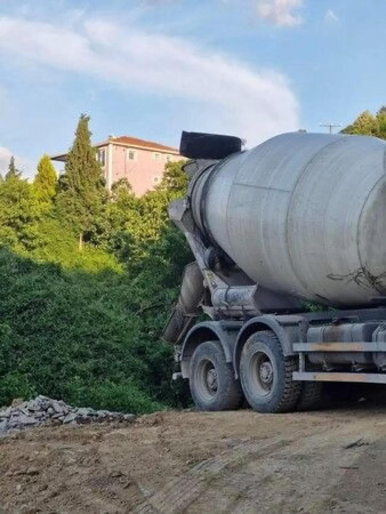 Betonu ormana boşalttı, suçüstü yakalandı - Kocaeli Asayiş