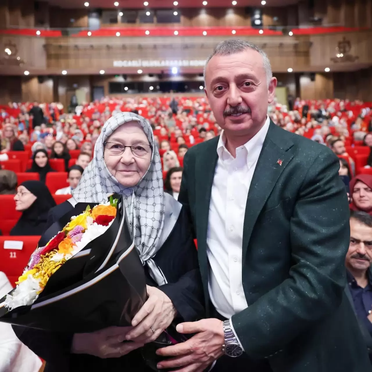 BÜYÜKAKIN'DAN ANNESİNE ÇİÇEKLİ KUTLAMA