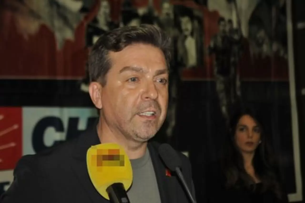 Gebze'deki CHP'li gençler üç fidanı andı