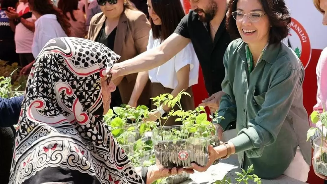 Belediye Ücretsiz Dağıttı, Duyan Sıraya Girdi! Uzun Kuyruklar Oluştu - Resim: 2