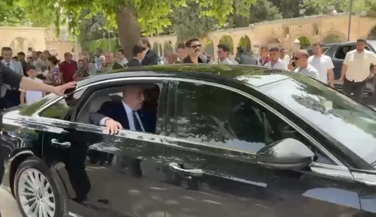 Müsavat Dervişoğlu, sadece yayaların girebildiği Balıklıgöl'ü makam  aracıyla gezdi - Kocaeli Haberleri Kocaeli Gazeteleri Kocaeli Haber Kocaeli  Gazetesi | Kocaeli Şehir Gazetesi