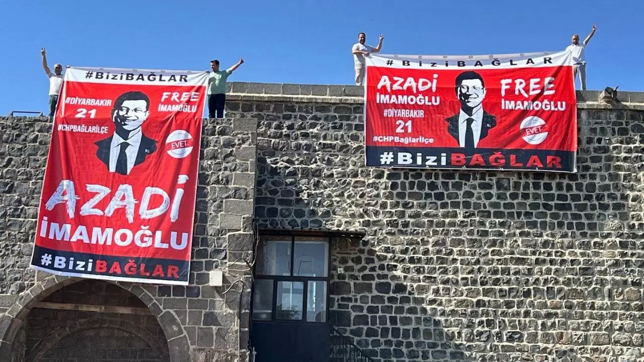 Diyarbakır'da tarihi surlarda Ekrem İmamoğlu pankartı açan kişiler  gözaltına alındı