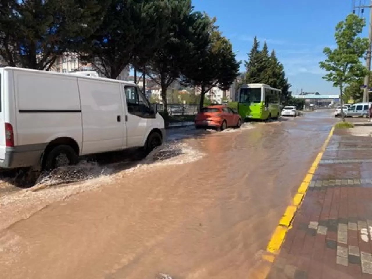 Kocaeli’de altyapı patladı, ilçe sular altında kaldı