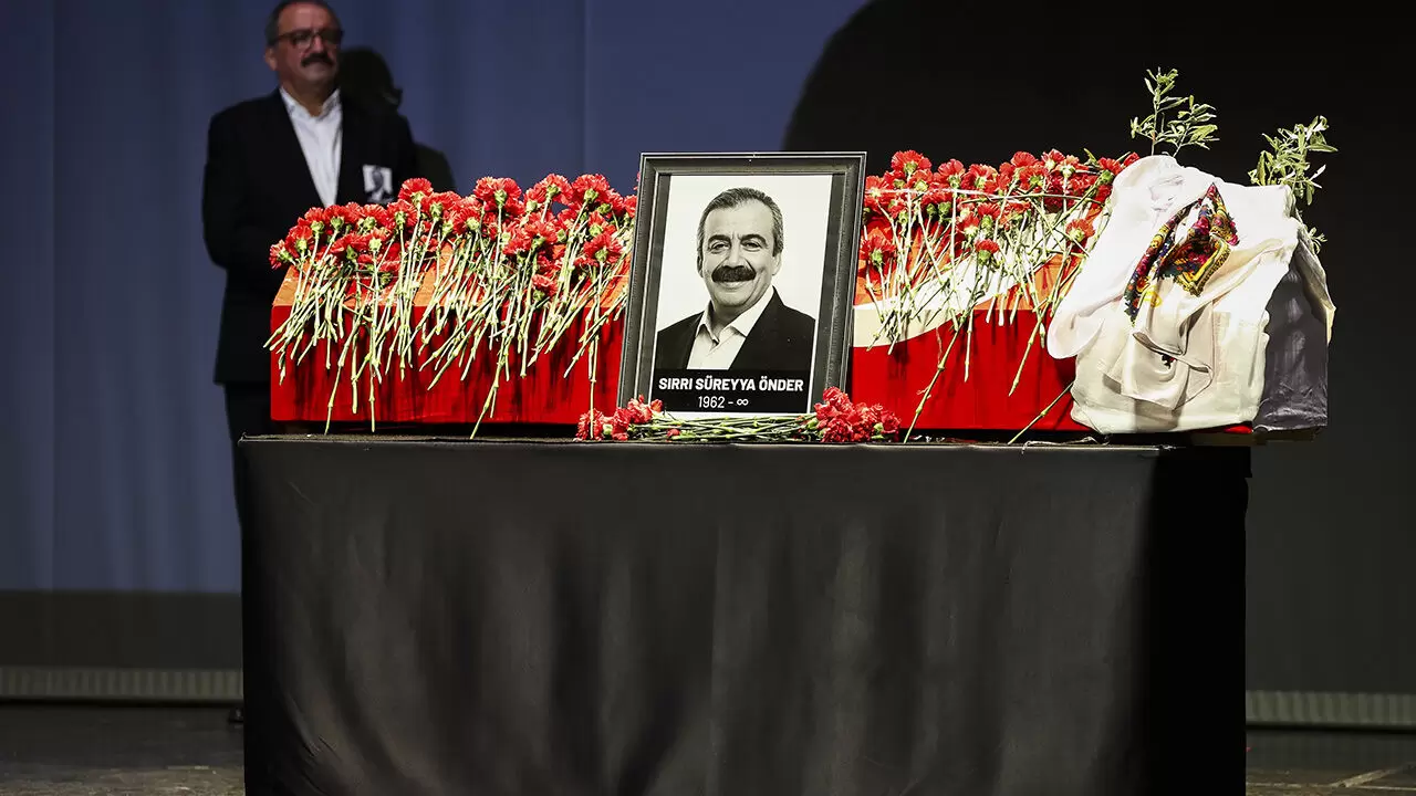 Sırrı Süreyya Önder'in cenaze töreni... Ağıtlarla veda edildi, son yolculuğuna uğurlandı | Türkiye Gazetesi