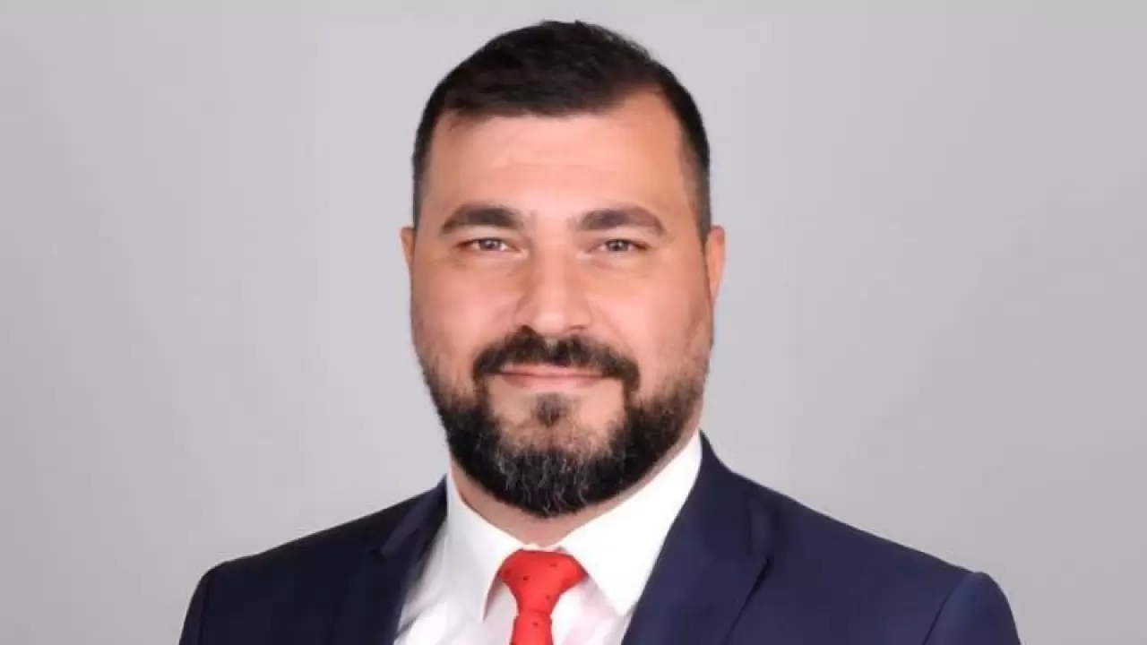 Kartepe Belediyesi'nin CHP'li meclis üyesi Cihan Çakır, “Kamplarınız okul  önünde can veren çocuklarımızı diriltiyor mu?” - Kartepe Şehir