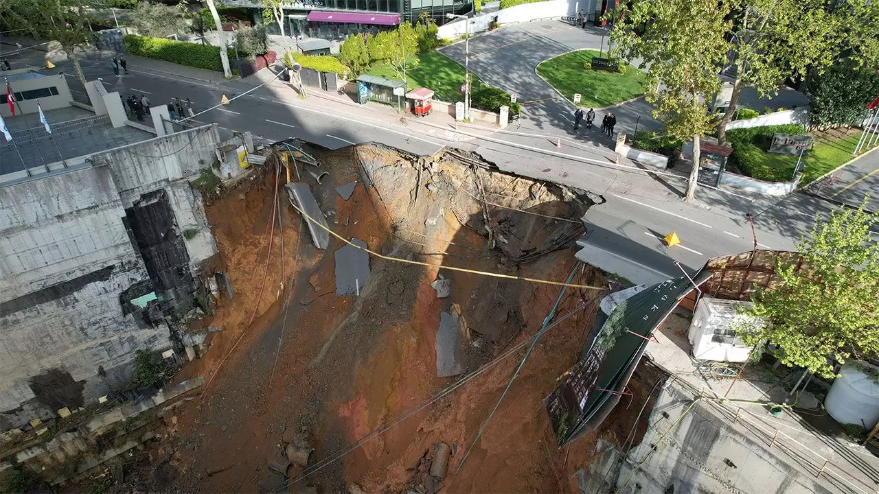 Sarıyer'de Yol Çökmesi Sonrası İncelemeler Sürüyor: Güvenlik Önlemleri  Artırıldı - Son Dakika Adana Haberleri