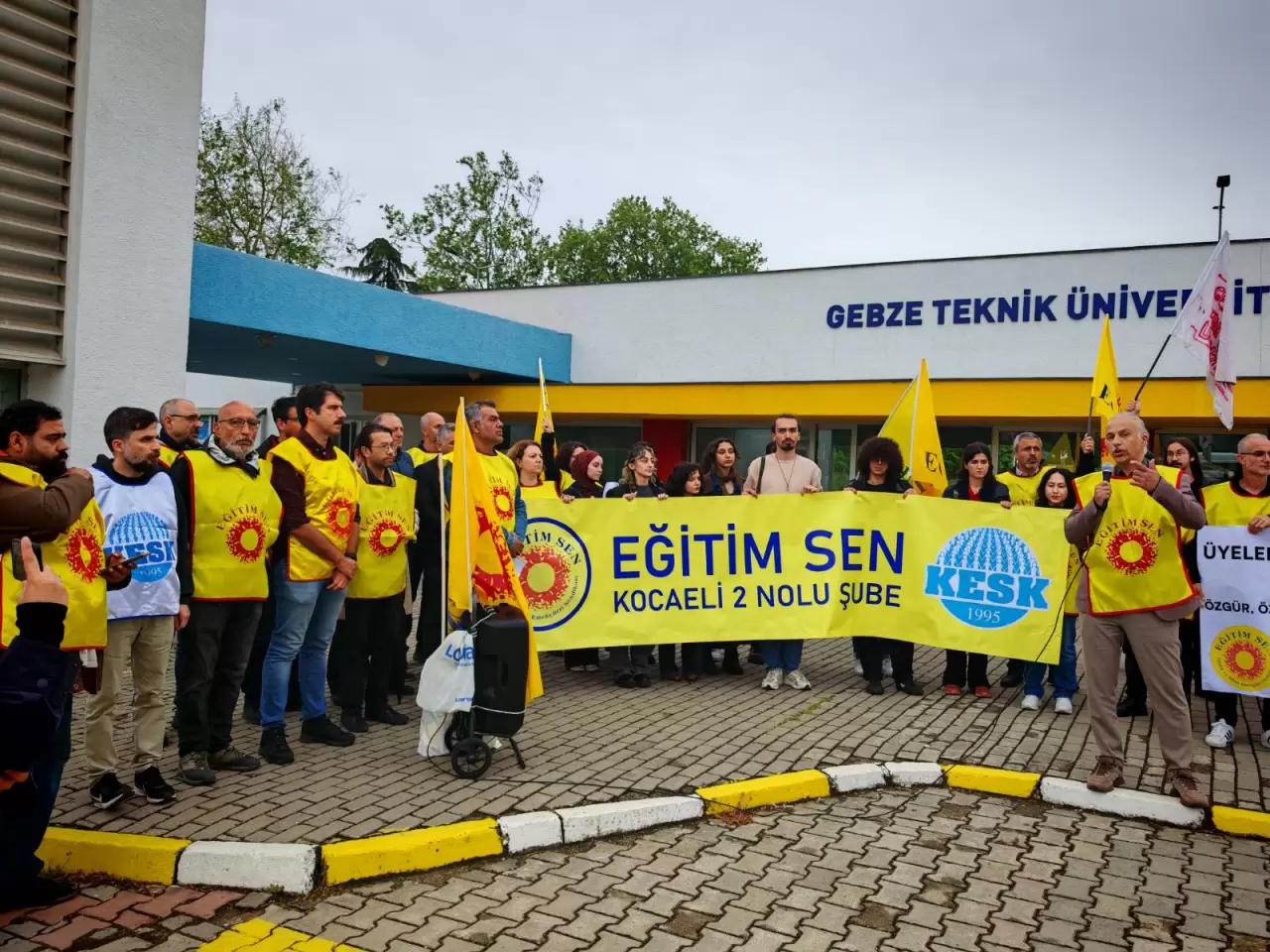 Devrimci İşçi Partisi on X: "📢Gebze Teknik Üniversitesi'nde Eğitim-Sen  (@egitimsen) üyesi hocalara eylem yapan öğrencilerinin yanında durdukları  için baskı ve mobbing uygulanıyor. Gebze Teknik Üniversitesi yönetimi şimdi  de Eğitim-Sen'in çağrısı ile basın