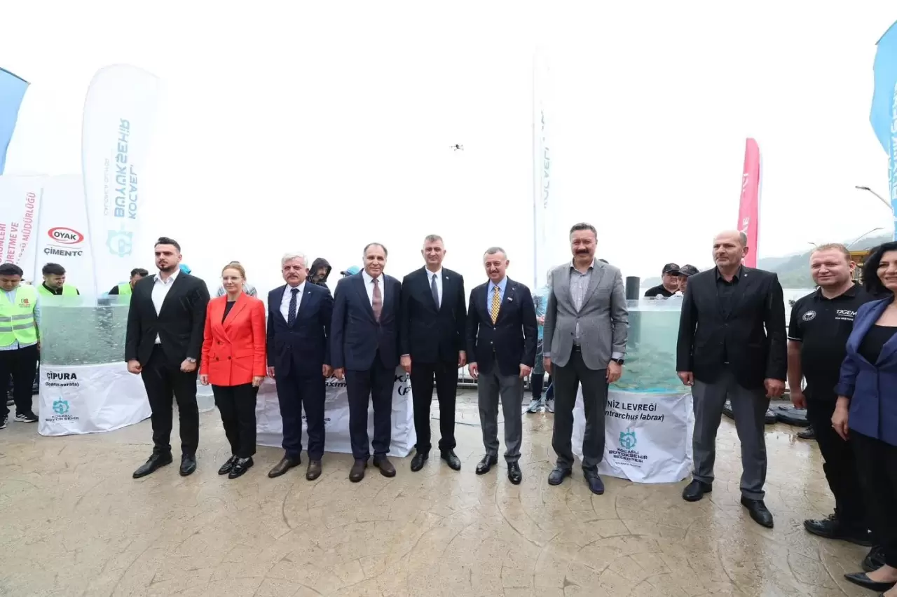  İzmit Körfezi’ne binlerce balık salındı