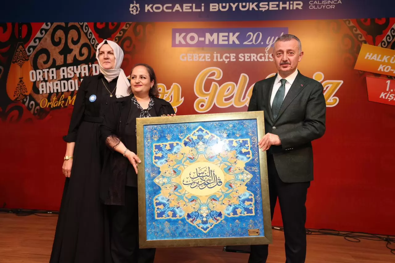 ‎3 kişi ve ‎şunu diyen bir yazı '‎KOCAELİ BUYUKŞEHİR ÇALISIN OLUYOR ORTA ASYA D ANADOL OrtakM KO-MEK 20.4 MEK GEBZE İLÇE SERGİS Gel 1z HALK KO- 1 Kiş Kİş اَالّلهّهَهَعَا‎'‎‎ görseli olabilir