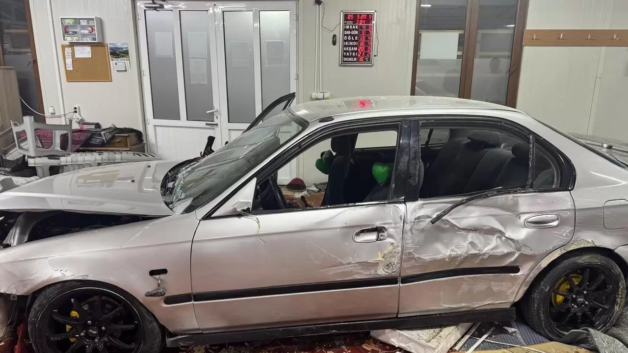 Sabah namaza gelenler şaşırdı: Camiye araba daldı