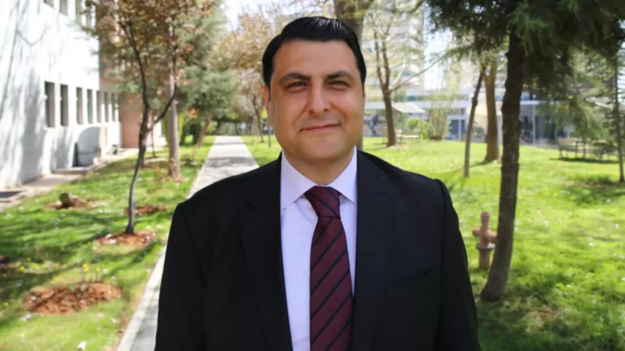 CHP'nin 900 bin nüfuslu Türkiye'nin en büyük 6. İlçesi olan Şehitkamil  Belediye Başkanı Umut Yılmaz partisinden istifa etti