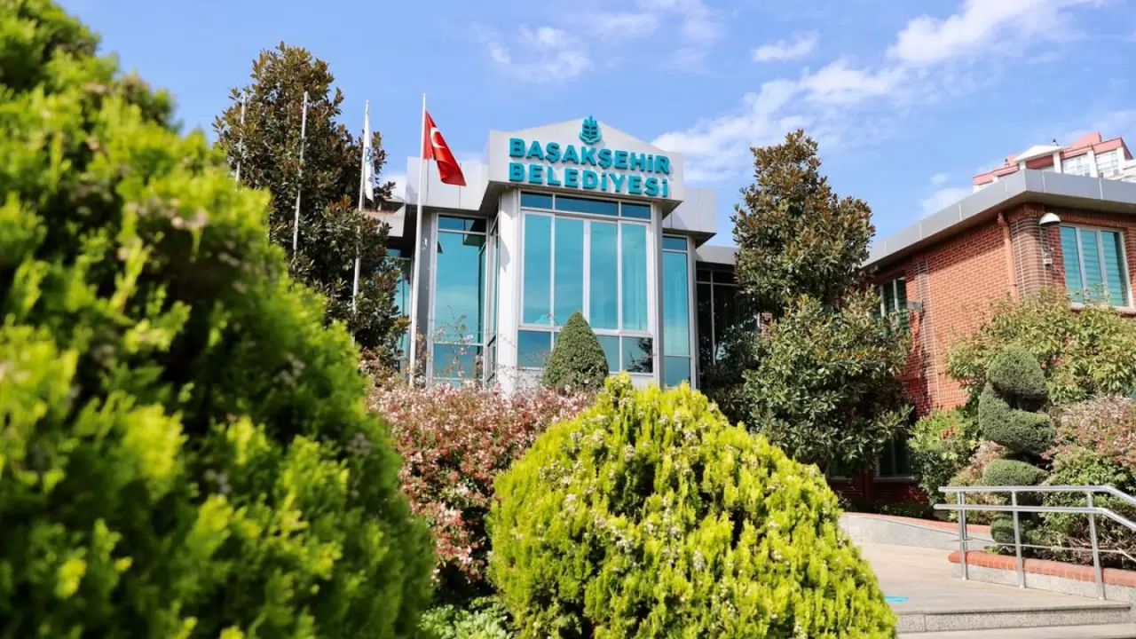 Başakşehir Belediyesi, ihtiyaç sahibi vatandaşlarla alay eden çalışanı  görevden uzaklaştırdı | Euronews