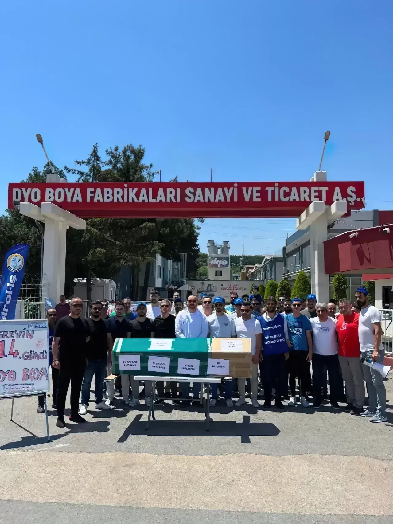 DYO Boya'da grevde 14. gün: İşçiler tabutla protesto etti! - Demokrat  Kocaeli