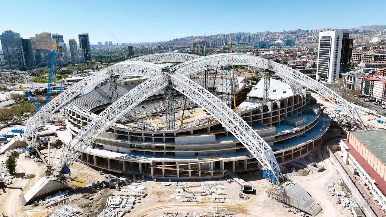 Dünyanın en uzun çelik çatılı 3'üncü stadyumu bitti bitiyor