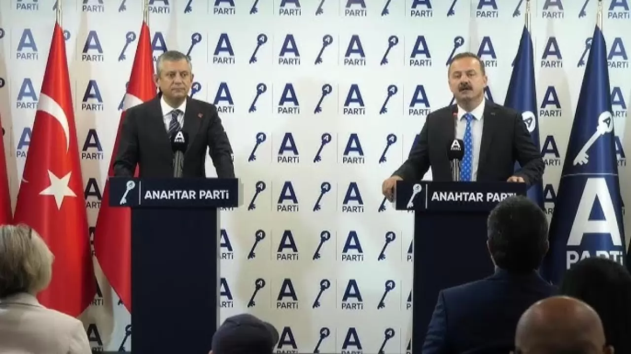 CHP GENEL BAŞKANI ÖZGÜR ÖZEL - ANAHTAR PARTİ GENEL BAŞKANI YAVUZ  AĞIRALİOĞLU BASIN AÇIKLAMASI