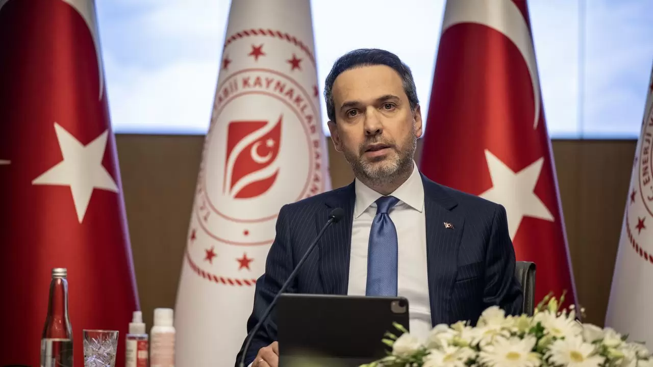 Enerji ve Tabii Kaynaklar Bakanı Alparslan Bayraktar'dan Babalar Günü  mesajı - Bengü Türk