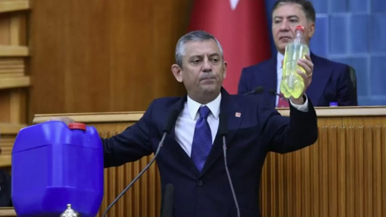 Motorin 50 lirayı aştı, Özgür Özel kendini tutamadı! Kürsüyle bidonla  çıktı: İğneden ipliğe zam gelecek - Mynet Yaşam