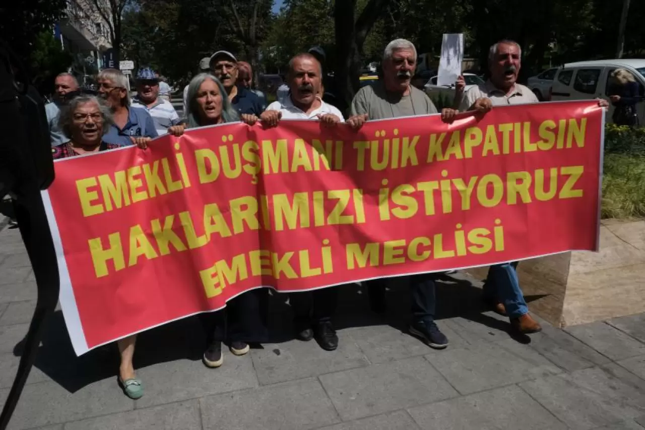 Emekli Meclisinden protesto: TÜİK binasına domates fırlatıldı - Evrensel