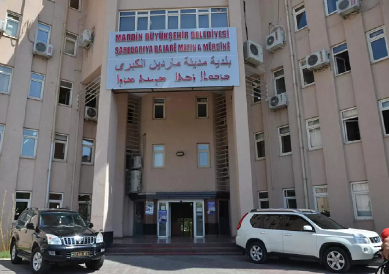 Mardin Belediyesi'nden çok dilli tabela | Agos