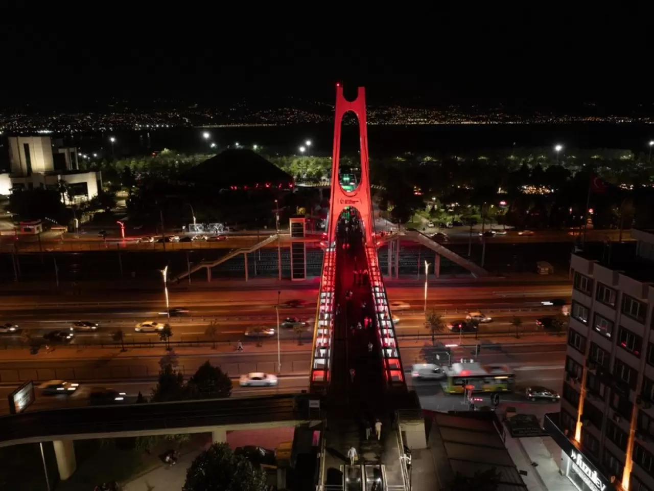 Kocaeli kırmızı beyaza büründü