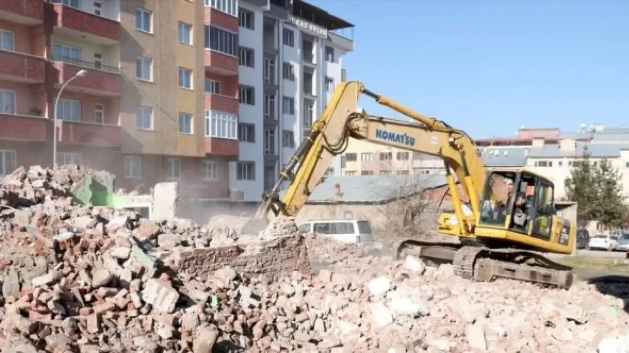 Erzurum'da tahliye edilen 7 bina yıkıldı