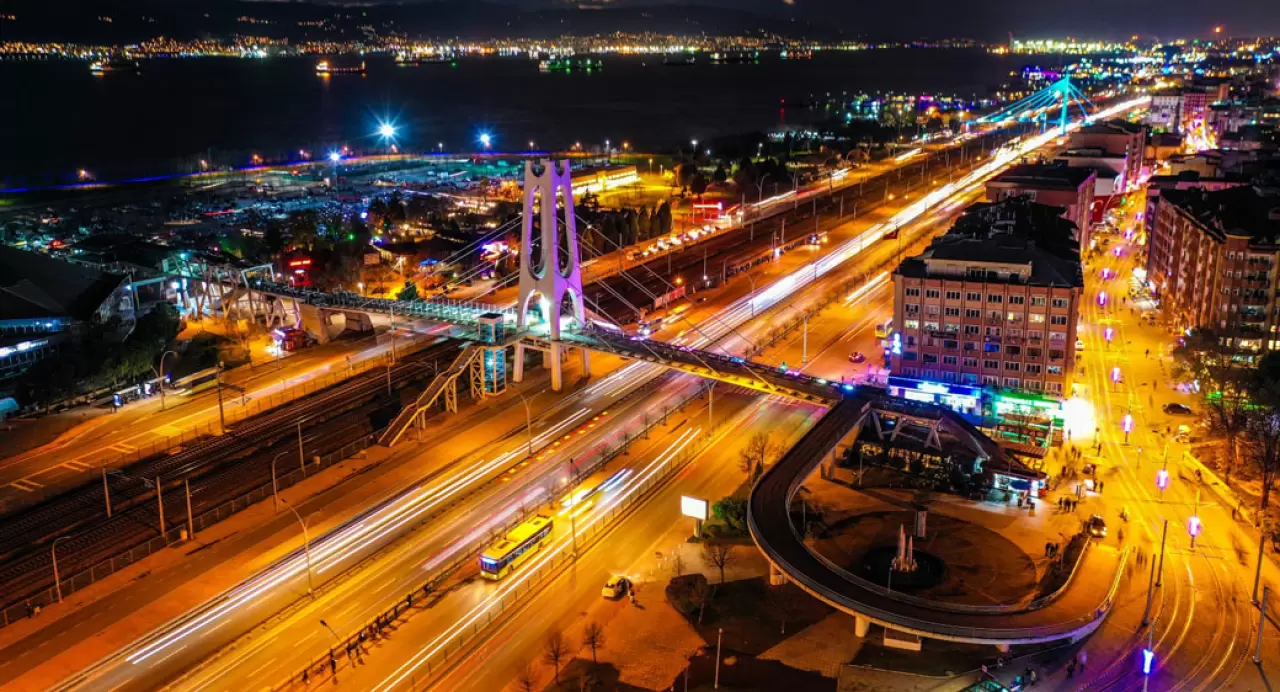 Büyükşehir geceyi gündüze çeviriyor - Kocaeli Büyükşehir Belediyesi