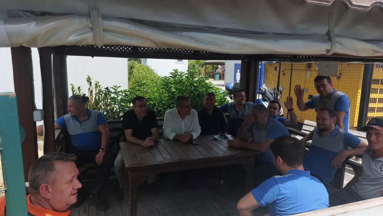 Nakliyat-İş on X: "Sendikamızın TÜVTÜRK İstanbul'daki yetkisinin kesinleşmesinin ardından, Genel Başkanımız Ali Rıza Küçükosmanoğlu, Genel Sekreterimiz Erdal Kopal ve Gebze Şube Sekreterimiz Murat Ayaz, TÜVTÜRK İstanbul Pendik İstasyonu'nda üyemiz ...