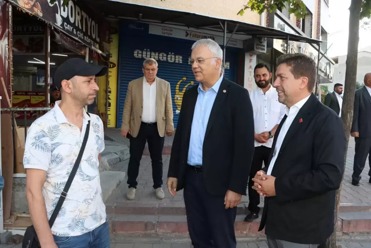 CHP heyeti işe giden işçileri yolcu etti