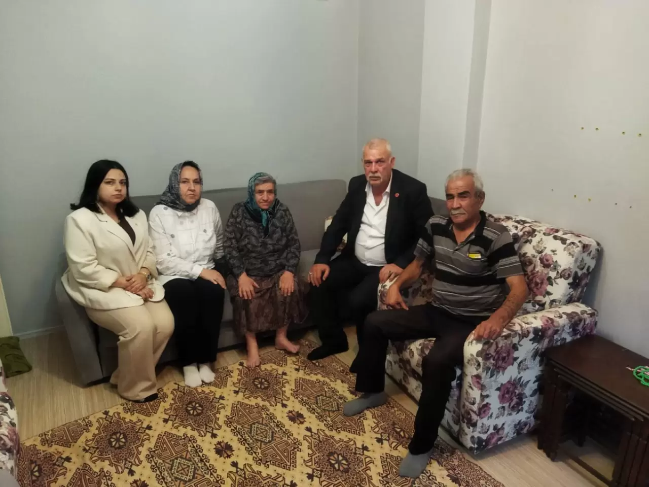 MHP Gebze İlçe Başkanlığı on X: "MHP Gebze İlçe Başkanımız Coşkun Öztürk,KAÇEP Başkanımız Sabiha Çalışkan ile birlikte,Özel gereksinimli bireylerimizi ziyaret kapsamında, Tatlıkuyu Mahalle sakinlerinden Ayşe Ünal teyzemi ve eşini ziyaret ederek ...