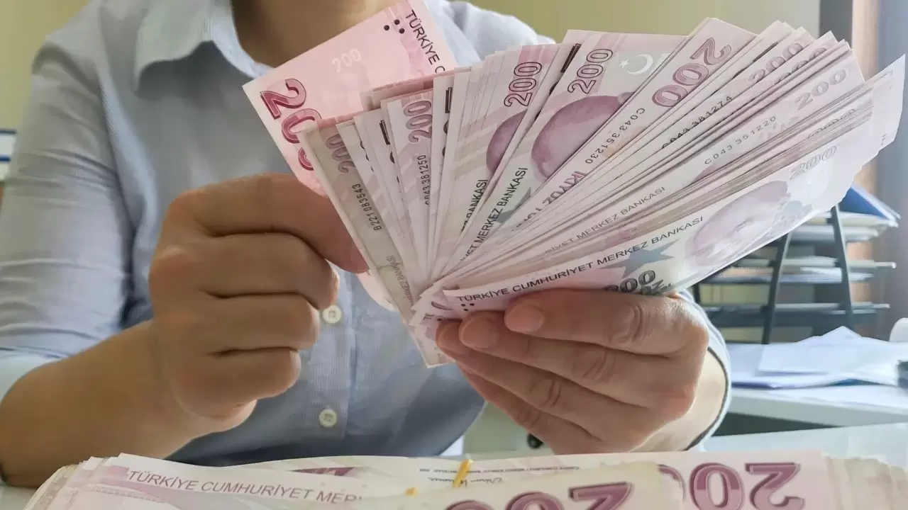Aylık en yüksek reel getiriyi mevduat faizi verdi! Duyanlar yastık altındaki paralarını bankaya yatırıyor | TGRT Haber